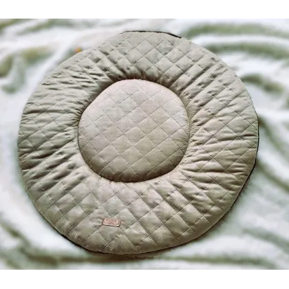 Plaid ouatiné rond.