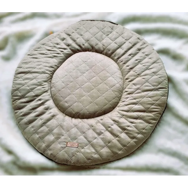 Plaid ouatiné rond.