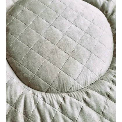 Plaid ouatiné rond.