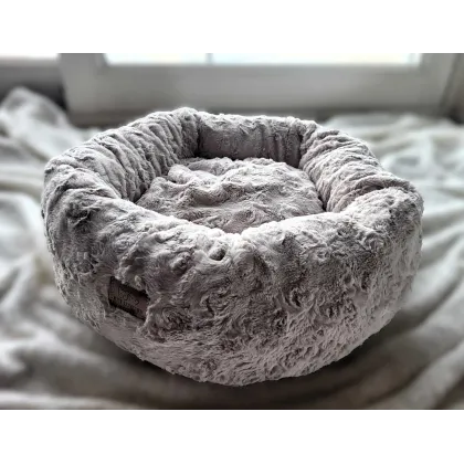Corbeille doudou pilou gris.