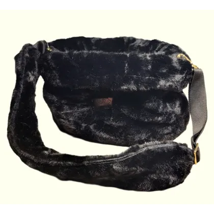 Sac tout fourure noir.